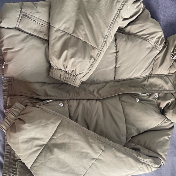 Green Puffy Jacket , ideal for snow - Picture 2 of 5